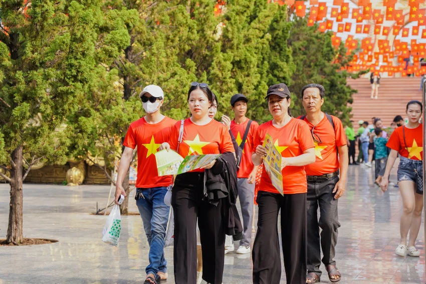 khach-tham-quan-h9.jpg