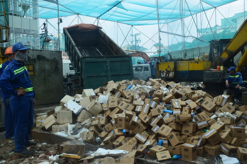 Lực lượng chức năng tiêu hủy hàng giả. Ảnh: Tú Uyên