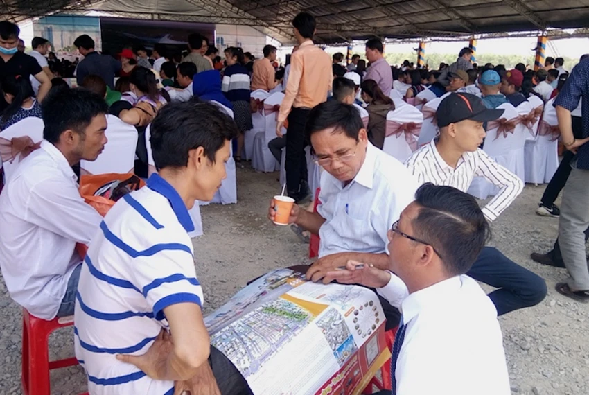 hinh-khach-mua-dat-nen.JPG