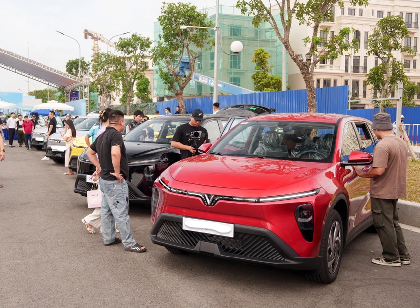 xe-hybrid-xe-dien-gia-xang-dau7.jpg