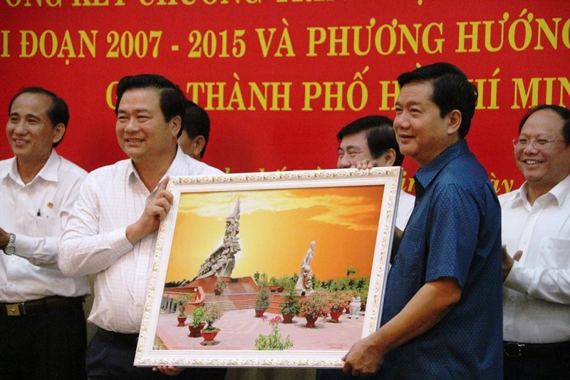 Bí thư hai địa phương tặng quà lưu niệm. Ảnh: TÁ LÂM