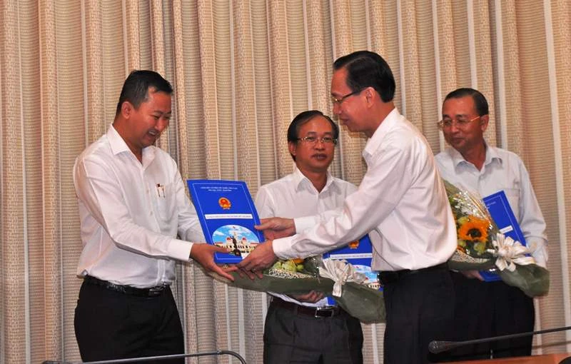 Nhiều nhân sự mới ở TP.HCM ảnh 1 Phó Chủ tịch Lê Thanh Liêm trao quyết định cho ông Trần Phú Lữ