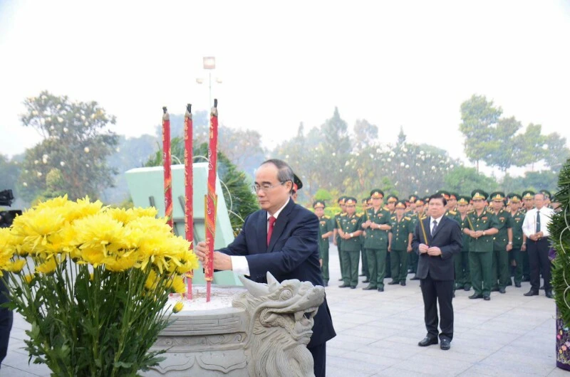 Lãnh đạo TP.HCM dâng hương Bác Hồ và các anh hùng liệt sĩ ảnh 2
