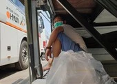 Tài xế xe tăng cường đưa rước công nhân bên ngoài Pouyuen