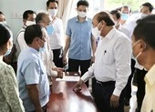 Chủ tịch nước Nguyễn Xuân Phúc tiếp xúc cử tri vận động bầu cử