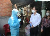 Lãnh đạo TP.HCM đến vùng xanh, vùng phong tỏa tặng quà cho người nghèo ảnh 5 TP.HCM sẽ trao 'túi an sinh xã hội' cho người nghèo, công nhân ở trọ...