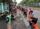 Ngày đầu shipper giao hàng, đi chợ hộ người dân TP.HCM