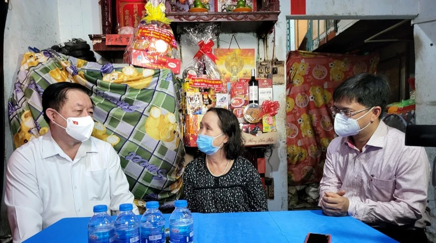 Trưởng Ban Tuyên giáo Trung ương tặng quà Tết hộ khó khăn ở TP.HCM ảnh 2