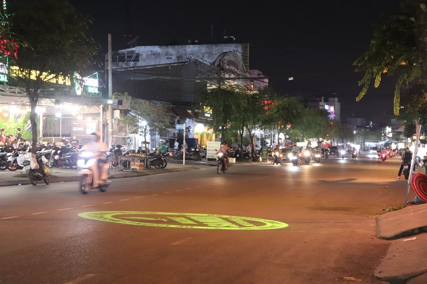 Dùng đèn led chiếu xuống lòng đường