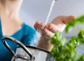 Mì chính có giúp bạn chữa mặn khi nấu ăn không?
