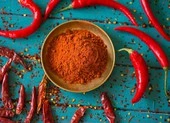 Cách phân biệt bột ớt thật và bột ớt nhuộm phẩm màu
