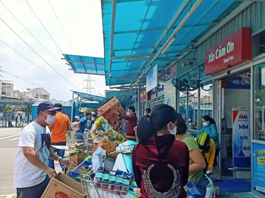 Cận cảnh: Khách xếp hàng chờ mua, siêu thị cam kết hàng không thiếu ảnh 5 Cận cảnh: Khách xếp hàng chờ mua, siêu thị cam kết hàng không thiếu ảnh 5