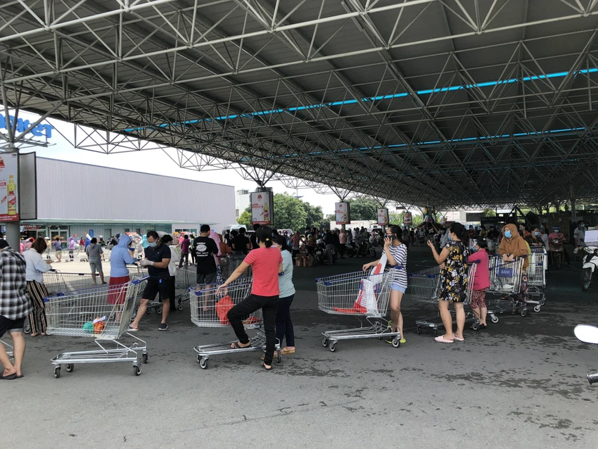 Cận cảnh: Khách xếp hàng chờ mua, siêu thị cam kết hàng không thiếu ảnh 2 Cận cảnh: Khách xếp hàng chờ mua, siêu thị cam kết hàng không thiếu ảnh 2