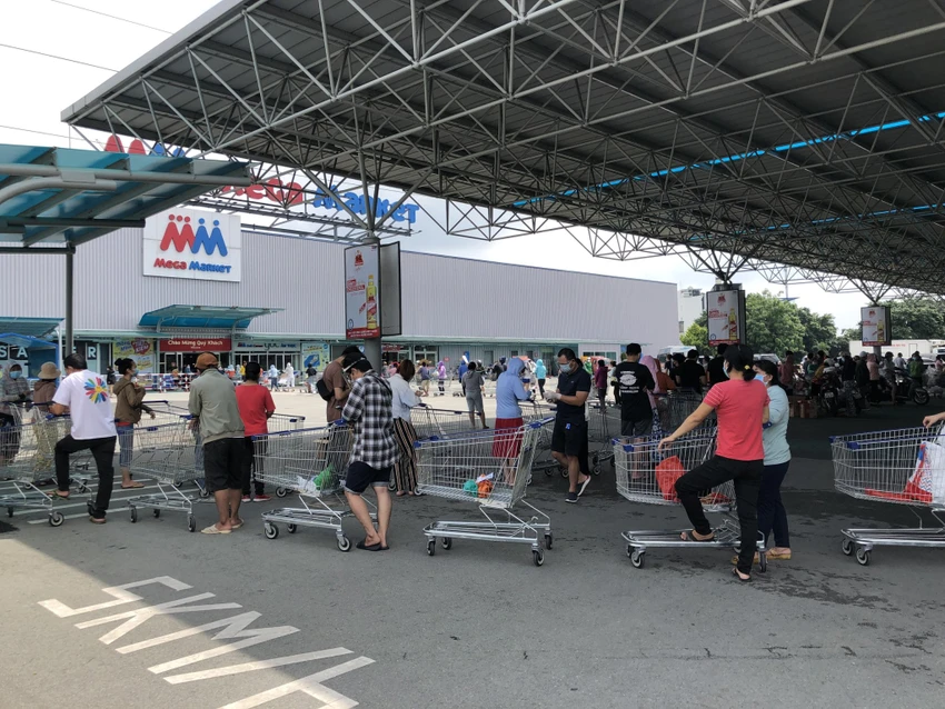 Cận cảnh: Khách xếp hàng chờ mua, siêu thị cam kết hàng không thiếu ảnh 3 Cận cảnh: Khách xếp hàng chờ mua, siêu thị cam kết hàng không thiếu ảnh 3