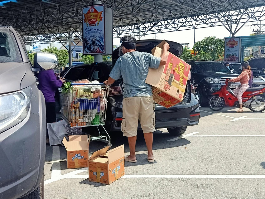 Cận cảnh: Khách xếp hàng chờ mua, siêu thị cam kết hàng không thiếu ảnh 6 Cận cảnh: Khách xếp hàng chờ mua, siêu thị cam kết hàng không thiếu ảnh 6