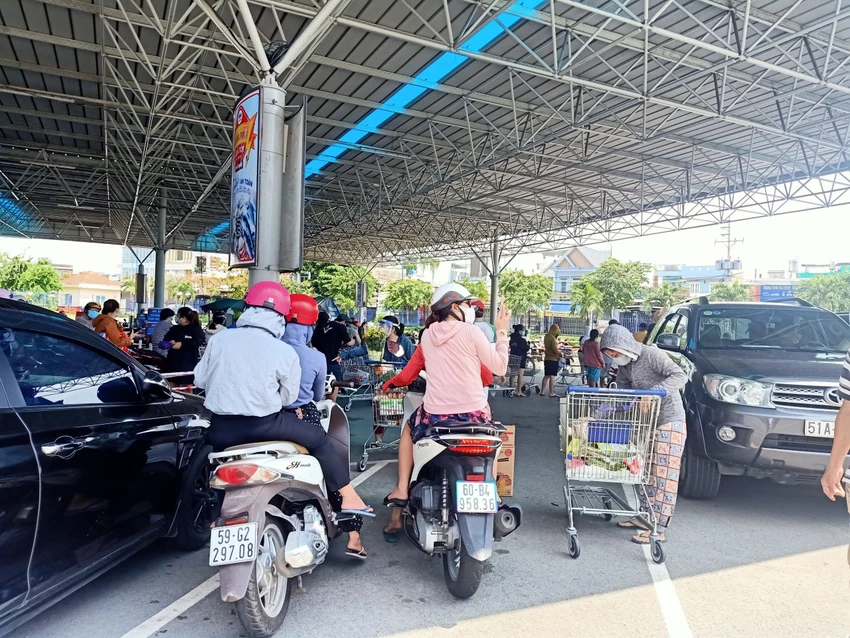 Cận cảnh: Khách xếp hàng chờ mua, siêu thị cam kết hàng không thiếu ảnh 4 Cận cảnh: Khách xếp hàng chờ mua, siêu thị cam kết hàng không thiếu ảnh 4