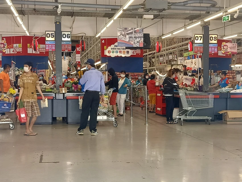 Cận cảnh: Khách xếp hàng chờ mua, siêu thị cam kết hàng không thiếu ảnh 7 Cận cảnh: Khách xếp hàng chờ mua, siêu thị cam kết hàng không thiếu ảnh 7