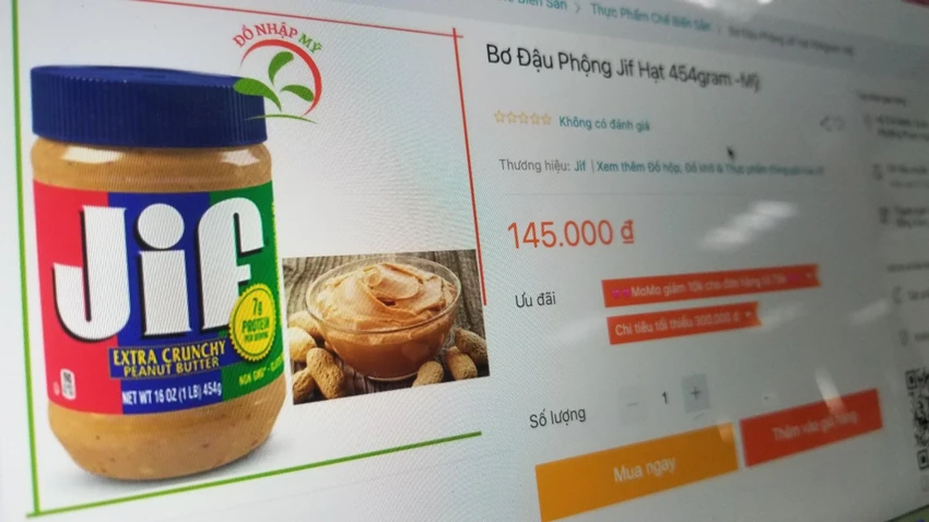 Sản phẩm bơ đậu phộng JIF đang được công ty JM Smucker tự nguyện thu hồi được bán trên các trang TMĐT. ẢNH: H.QUYÊN Sản phẩm bơ đậu phộng JIF đang được công ty JM Smucker tự nguyện thu hồi được bán trên các trang TMĐT. ẢNH: H.QUYÊN