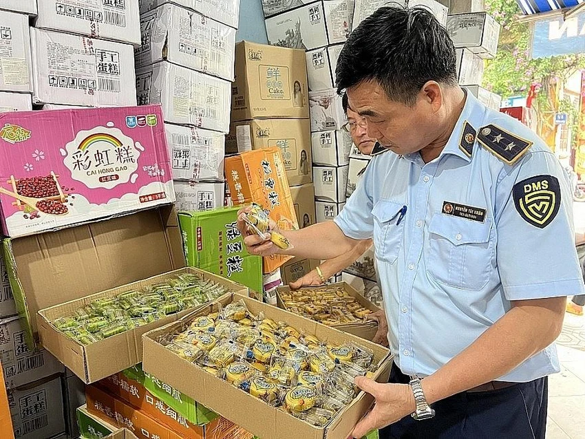Cơ quan chức năng thu giữ hơn 5000 bánh trung thu không rõ nguồn gốc. ẢNH: QLTT Cơ quan chức năng thu giữ hơn 5000 bánh trung thu không rõ nguồn gốc. ẢNH: QLTT