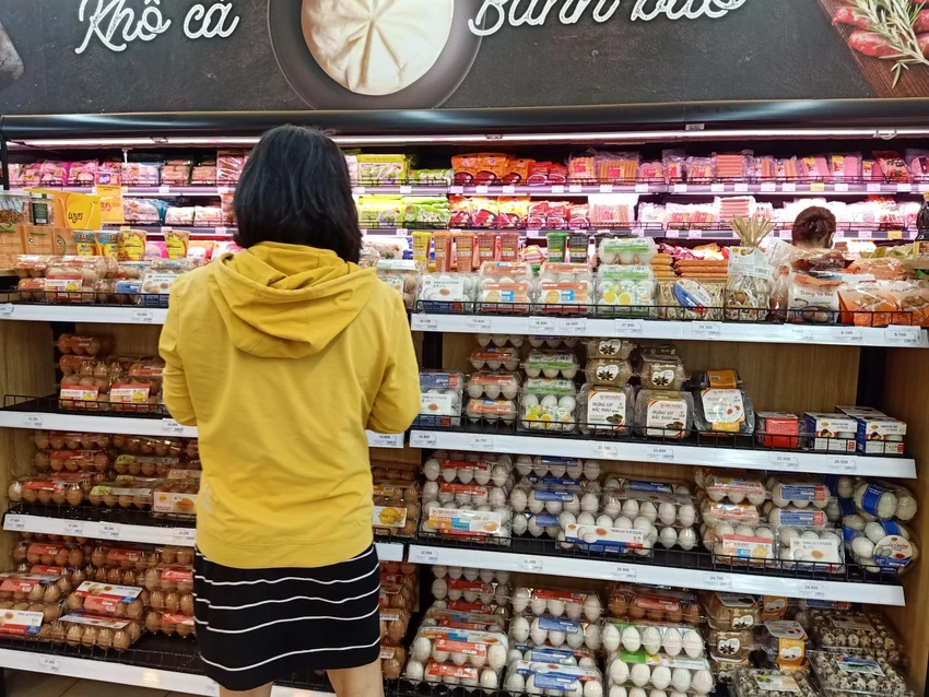 Người tiêu dùng nên mua trứng ở các điểm bán uy tín, nguồn gốc rõ ràng. ẢNH: THU HÀ Người tiêu dùng nên mua trứng ở các điểm bán uy tín, nguồn gốc rõ ràng. ẢNH: THU HÀ