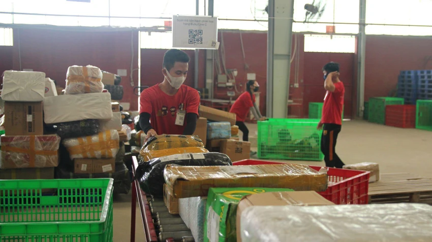 Việt Nam yêu thích việc mua sắm online và đứng đầu khu vực Đông Nam Á ở nhiều chỉ số. ẢNH: THU HÀ Việt Nam yêu thích việc mua sắm online và đứng đầu khu vực Đông Nam Á ở nhiều chỉ số. ẢNH: THU HÀ