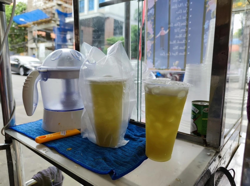 Vì nhiều đường, nên nước mía dễ trở thành môi trường cho vi khuẩn phát triển, nhất là trong điều kiện chế biến không đảm bảo an toàn thực phẩm. ẢNH: HẠ QUYÊN Vì nhiều đường, nên nước mía dễ trở thành môi trường cho vi khuẩn phát triển, nhất là trong điều kiện chế biến không đảm bảo an toàn thực phẩm. ẢNH: HẠ QUYÊN
