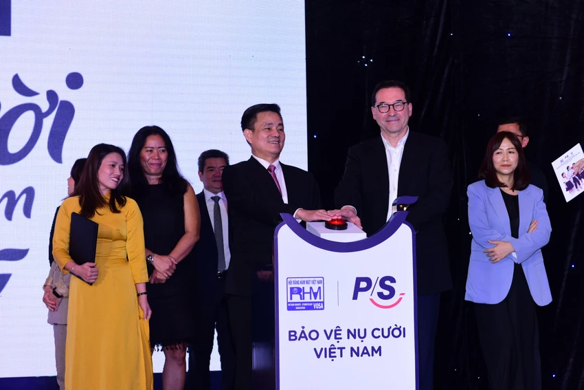 Hội Răng Hàm Mặt Việt Nam ký kết hợp tác cùng P/S tiếp nối hành trình bảo vệ nụ cười Việt. ẢNH: NGUYÊN HÀ Hội Răng Hàm Mặt Việt Nam ký kết hợp tác cùng P/S tiếp nối hành trình bảo vệ nụ cười Việt. ẢNH: NGUYÊN HÀ