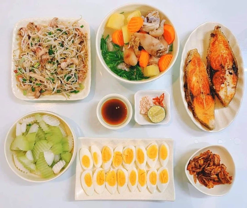 Một bữa ăn cần đầy đủ các nhóm chất để đảm bảo dinh dưỡng cần thiết cho cơ thể. ẢNH: HQ Một bữa ăn cần đầy đủ các nhóm chất để đảm bảo dinh dưỡng cần thiết cho cơ thể. ẢNH: HQ