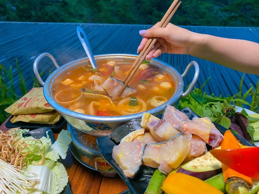 Không nên ăn lẩu tái sống. ẢNH: HQ Không nên ăn lẩu tái sống. ẢNH: HQ
