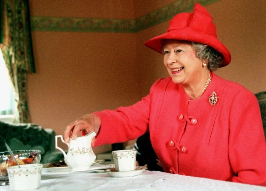 Một buổi trà chiều của nữ hoàng Elizabeth II. ẢNH: Anwar Hussein/Contributor. Một buổi trà chiều của nữ hoàng Elizabeth II. ẢNH: Anwar Hussein/Contributor.