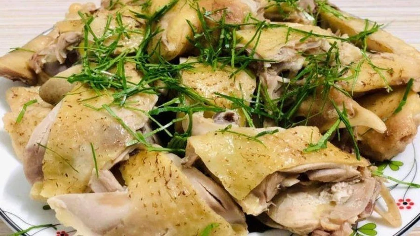 Thịt gà cần được nấu chín kỹ càng. ẢNH: HẠ QUYÊN Thịt gà cần được nấu chín kỹ càng. ẢNH: HẠ QUYÊN
