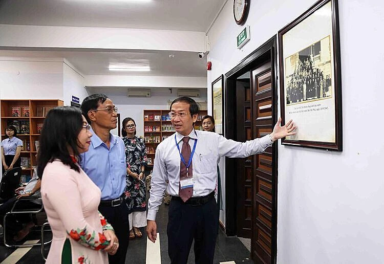 Ông Trần Hoàng - Tổng biên tập Tạp chí Doanh Nhân Sài Gòn giới thiệu những hình ảnh, tư liệu được trưng bày tại không gian văn hóa Hồ Chí Minh ở trụ sở Tạp chí Doanh nhân Sài Gòn. Ông Trần Hoàng - Tổng biên tập Tạp chí Doanh Nhân Sài Gòn giới thiệu những hình ảnh, tư liệu được trưng bày tại không gian văn hóa Hồ Chí Minh ở trụ sở Tạp chí Doanh nhân Sài Gòn.