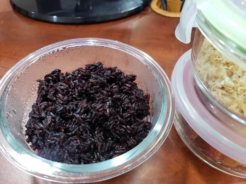 Người bệnh đái tháo đường nên lưu ý đến lượng gạo lứt ăn trong một bữa ăn. ẢNH: HẠ QUYÊN