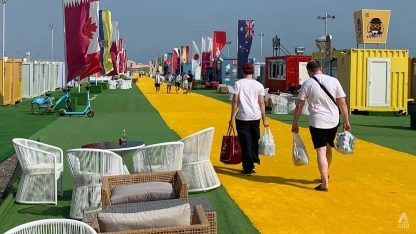 nang-nong-mat-nuoc-o-worldcup Trong khi ở trọ tại "làng fan" ở Qatar, người hâm mộ phải đi rất xa để mua nước dưới thời tiết nắng nóng