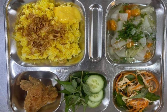 CANH-GA-NHIEM-VI-KHUAN Cánh gà chiên trong phần ăn của trường Ischool Nha Trang bị nhiễm vi khuẩn.