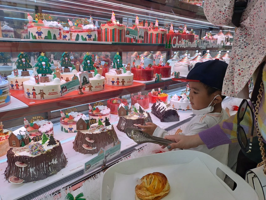 bánh-kem-neol Bánh kem được trang trí với nhiều hình thù và màu sắc mang đậm chất giáng sinh, gây thích thú cho người tiêu dùng
