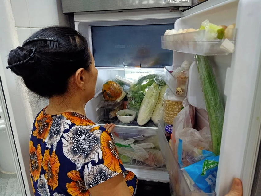 Tủ lạnh cần được sắp xếp gọn gàng để thực phẩm tươi lâu và tránh bị nhiễm chéo vi khuẩn. ẢNH: HẠ QUYÊN Tủ lạnh cần được sắp xếp gọn gàng để thực phẩm tươi lâu và tránh bị nhiễm chéo vi khuẩn. ẢNH: HẠ QUYÊN