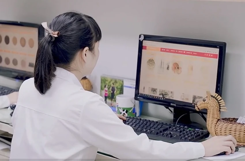 Thương mại điện tử đóng vai trò quan trọng giúp doanh nghiệp nhỏ vượt qua được đại dịch. ẢNH: THU HÀ Thương mại điện tử đóng vai trò quan trọng giúp doanh nghiệp nhỏ vượt qua được đại dịch. ẢNH: THU HÀ