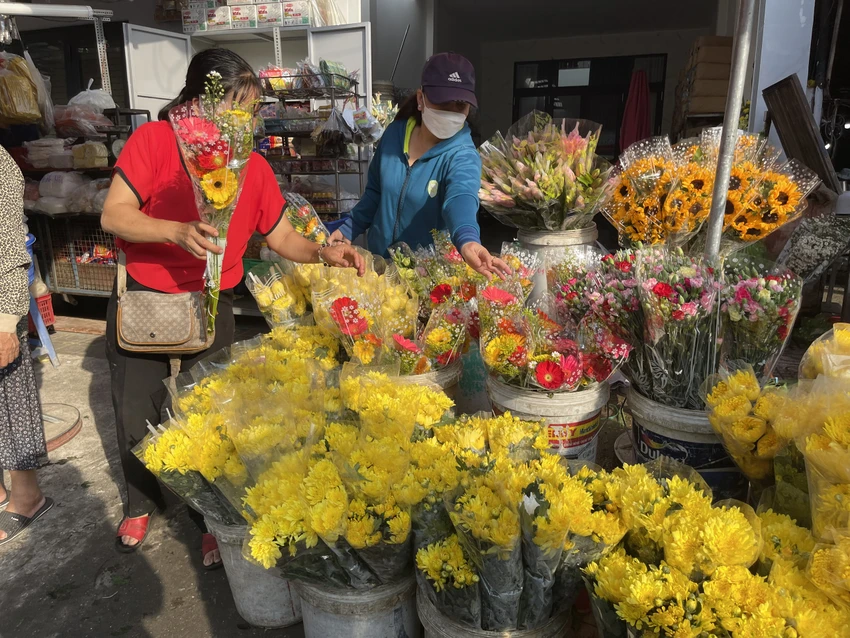 Một bó đồng tiền 5 bông các màu được bán với giá 75.000 đồng/bó. ẢNH: THU HÀ Một bó đồng tiền 5 bông các màu được bán với giá 75.000 đồng/bó. ẢNH: THU HÀ