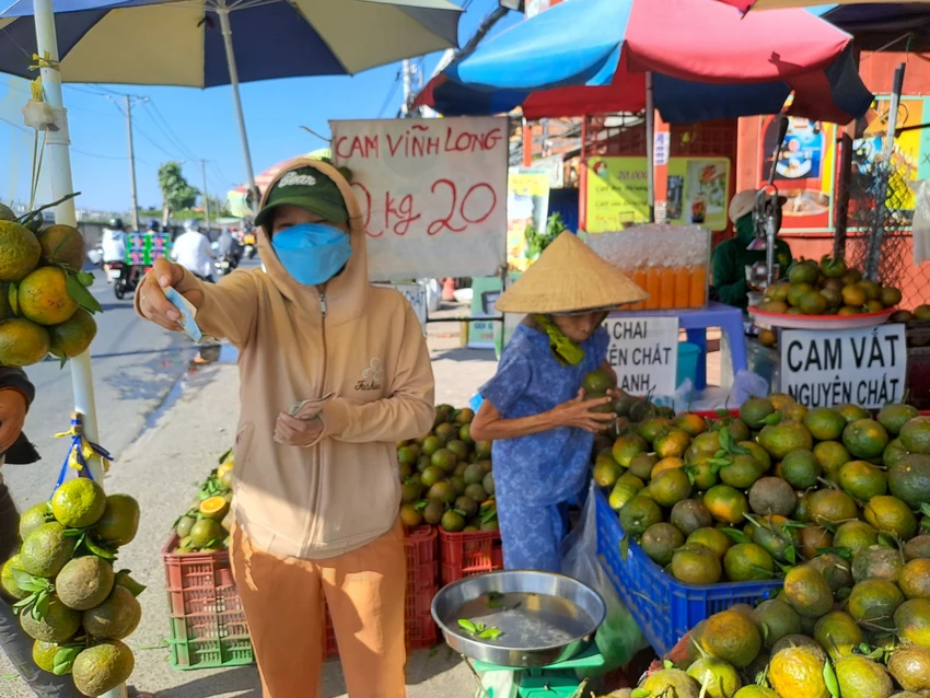 Hàng loạt điểm bán cam với giá 20.000/2 kg loại 1. Ảnh: THU HÀ Hàng loạt điểm bán cam với giá 20.000/2 kg loại 1. Ảnh: THU HÀ