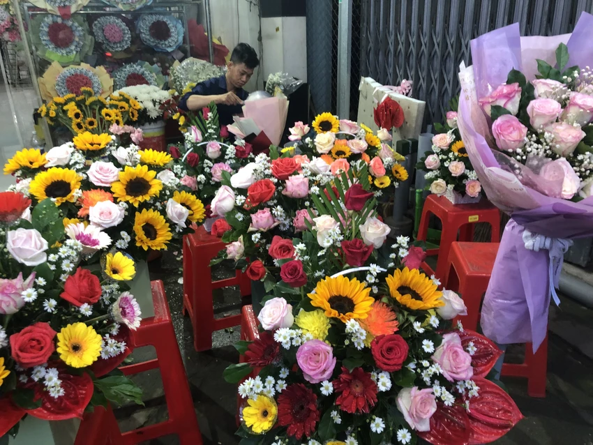 Những lẵng hoa được chuẩn bị sẵn cho khách chọn mua . Ảnh: THẢO NHI