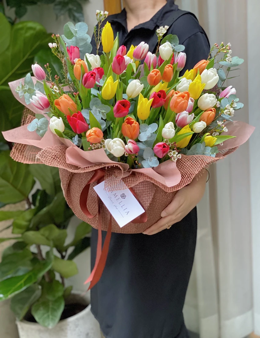 Một lẵng hoa tulip được khách đặt tại cửa hàng Camellia Flower. Ảnh: Nhật Phạm. Một lẵng hoa tulip được khách đặt tại cửa hàng Camellia Flower. Ảnh: Nhật Phạm.