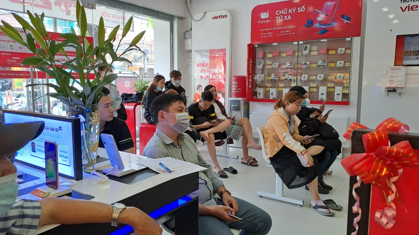 Điểm giao dịch Viettel trên đường Quang Trung (Gò Vấp, TP.HCM) chật kín người ngồi chờ. Ảnh: Thu Hà Điểm giao dịch Viettel trên đường Quang Trung (Gò Vấp, TP.HCM) chật kín người ngồi chờ. Ảnh: Thu Hà