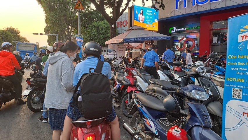 Chiều muộn nhưng các điểm giao dịch của nhà mạng tại TP.HCM vẫn đông kín người. Ảnh: Thu Hà Chiều muộn nhưng các điểm giao dịch của nhà mạng tại TP.HCM vẫn đông kín người. Ảnh: Thu Hà