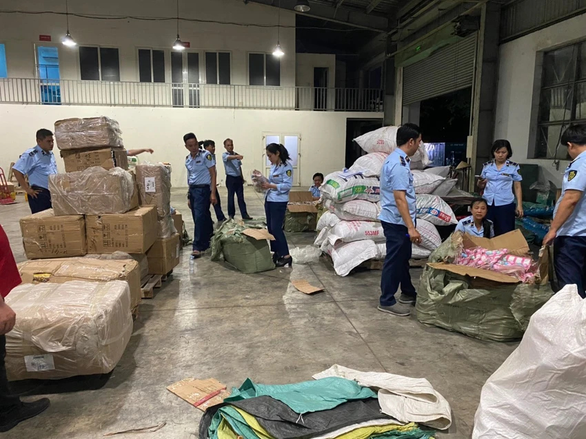 Cơ quan chức năng thu giữ nhiều sản phẩm nhập ngoại chưa rõ chủ nhân và không hóa đơn chứng từ. Ảnh: QLTT Cơ quan chức năng thu giữ nhiều sản phẩm nhập ngoại chưa rõ chủ nhân và không hóa đơn chứng từ. Ảnh: QLTT