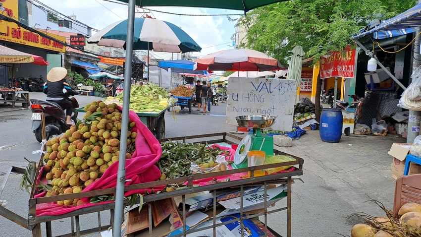 Vải thiều u hồng đang được bán với giá từ 35.000 - 45.000 đồng/kg. Ảnh: THU HÀ Vải thiều u hồng đang được bán với giá từ 35.000 - 45.000 đồng/kg. Ảnh: THU HÀ