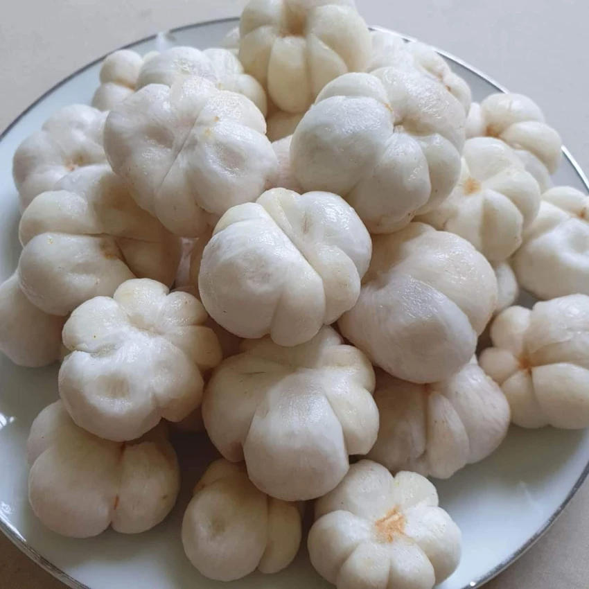 Măng cụt sống gọt sẵn giá cao. Ảnh: Bích Ngân Măng cụt sống gọt sẵn giá cao. Ảnh: Bích Ngân