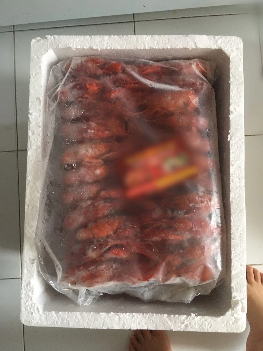 Tôm hùm đất đông lạnh được bán với giá dao động từ 320.000 - 340.000 đồng/kg. Ảnh: Hải sản H.L. Tôm hùm đất đông lạnh được bán với giá dao động từ 320.000 - 340.000 đồng/kg. Ảnh: Hải sản H.L.
