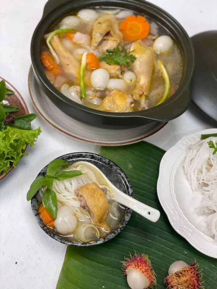 Canh gà chôm chôm. ẢNH: BẾP CÔ MINH Canh gà chôm chôm. ẢNH: BẾP CÔ MINH
