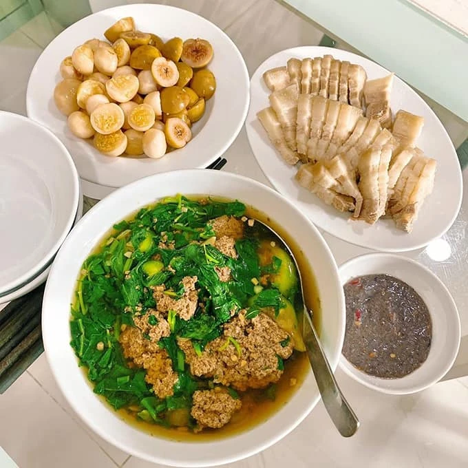 Canh cua ăn kèm cà pháo là món ăn đặc trưng của mùa hè bởi vị thanh mát. Ảnh:Thanh Hiền Canh cua ăn kèm cà pháo là món ăn đặc trưng của mùa hè bởi vị thanh mát. Ảnh:Thanh Hiền